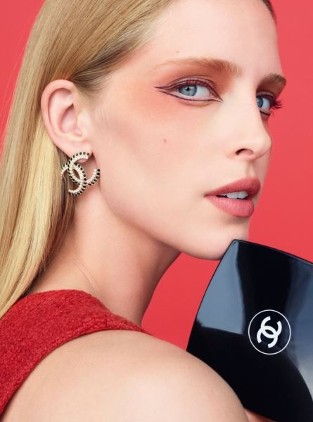 
<p>                        Chanel Makeup Collection Spring Summer 2023</p>
<p>                    