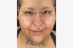 Девушка сделала цветные татуировки на лице из-за мечты стать похожей на кекс
