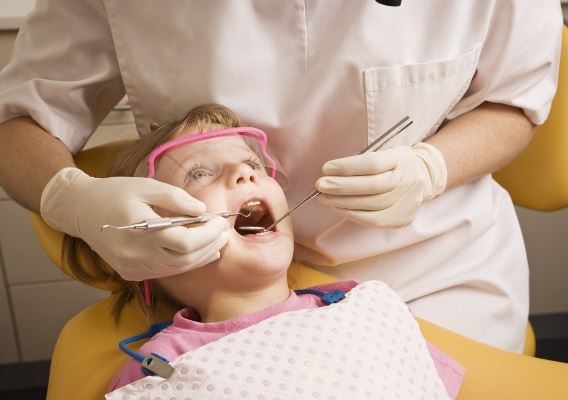 И к фее не ходи: лечить ли молочные зубы?