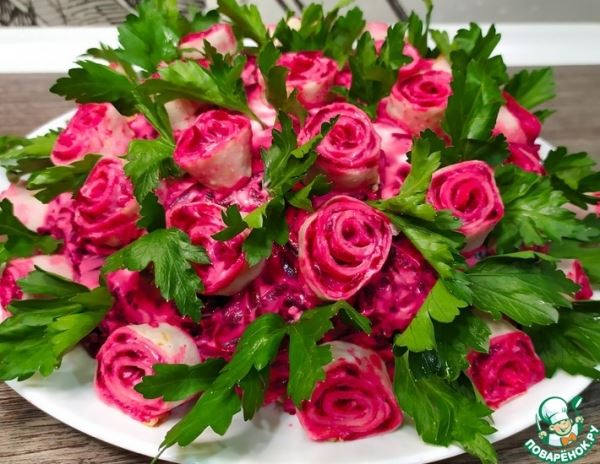 Яркий салат «Букет роз» с рисовыми блинчиками