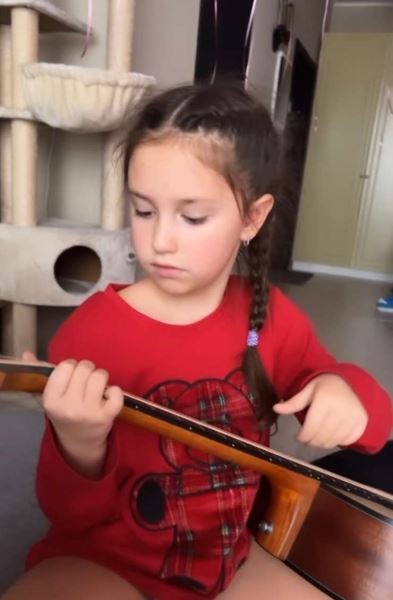 Муцениеце показала 7-летнюю дочь, играющую на гитаре