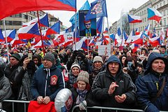 В Праге участники протеста призвали снять украинский флаг со здания музея
